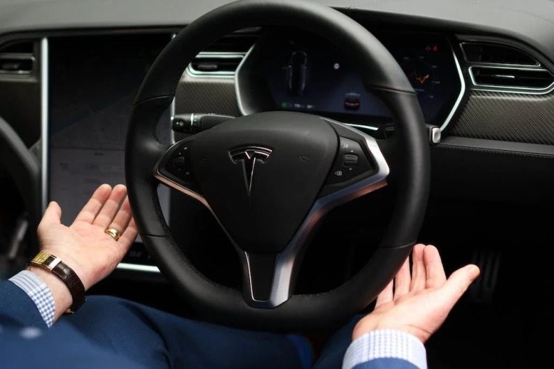 Tesla дает возможность полностью довериться автомобилю