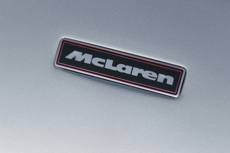 Великолепный McLaren F1 с комплектом повышенной прижимной силы и уникальными фарами