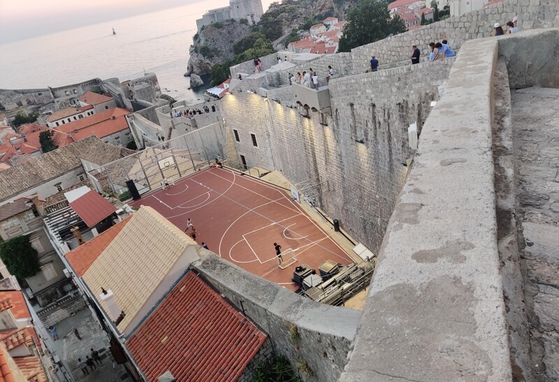 Современная баскетбольная площадка в окружении 700-летних стен. Дубровник, Хорватия