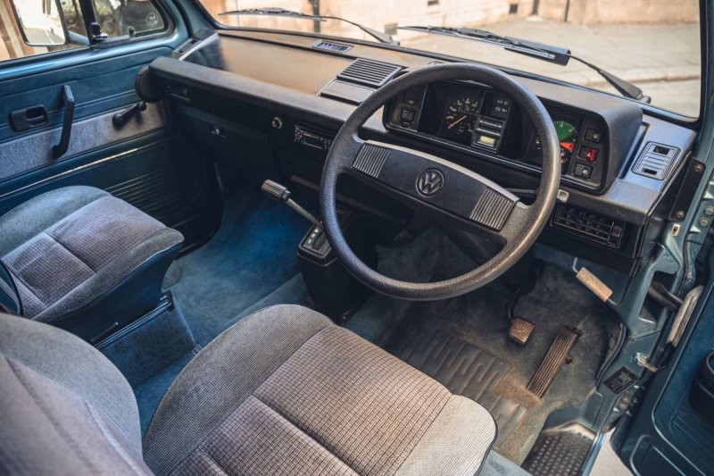 Этот Volkswagen Caravelle 1988 года принадлежал Стивену Хокингу, и теперь автомобиль ищет нового владельца
