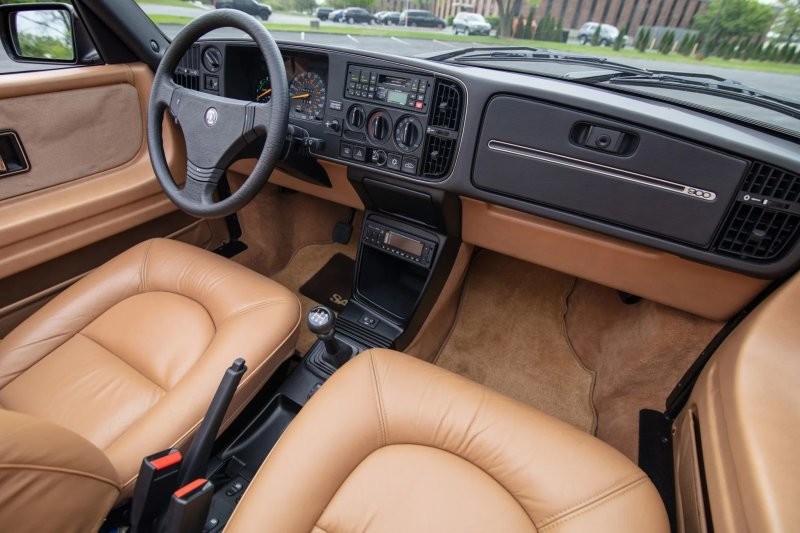 Классический кабриолет Saab 900 Turbo в идеальном состоянии продали за 145 тысяч долларов