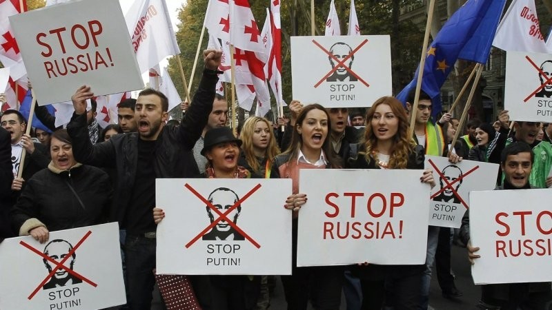 А вот грузинские НКО требуют восстановить визы с Россией из-за наплыва россиян
