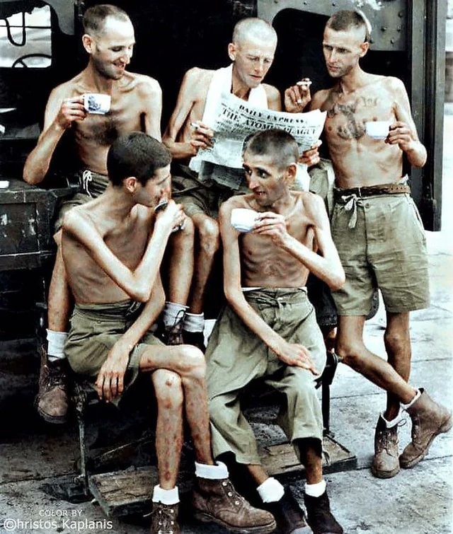 19. Австралийские солдаты после освобождения из лагеря для военнопленных Чанги в Сингапуре, 1945 год