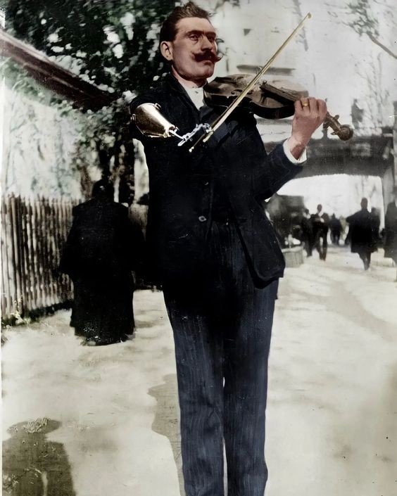 14. Ветеран Первой мировой войны играет на скрипке с протезом руки, примерно 1919 год