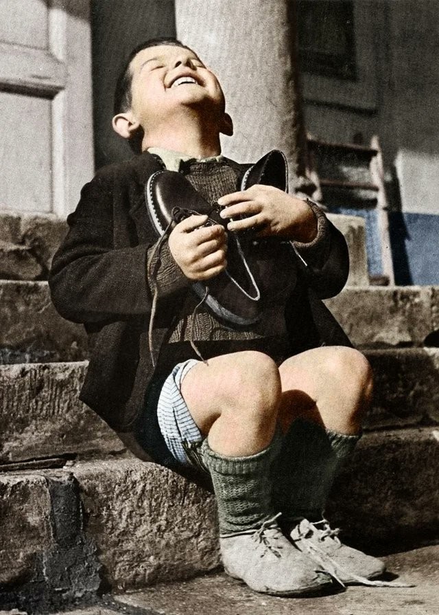 7. Маленький австриец радуется новой обуви, 1946 год