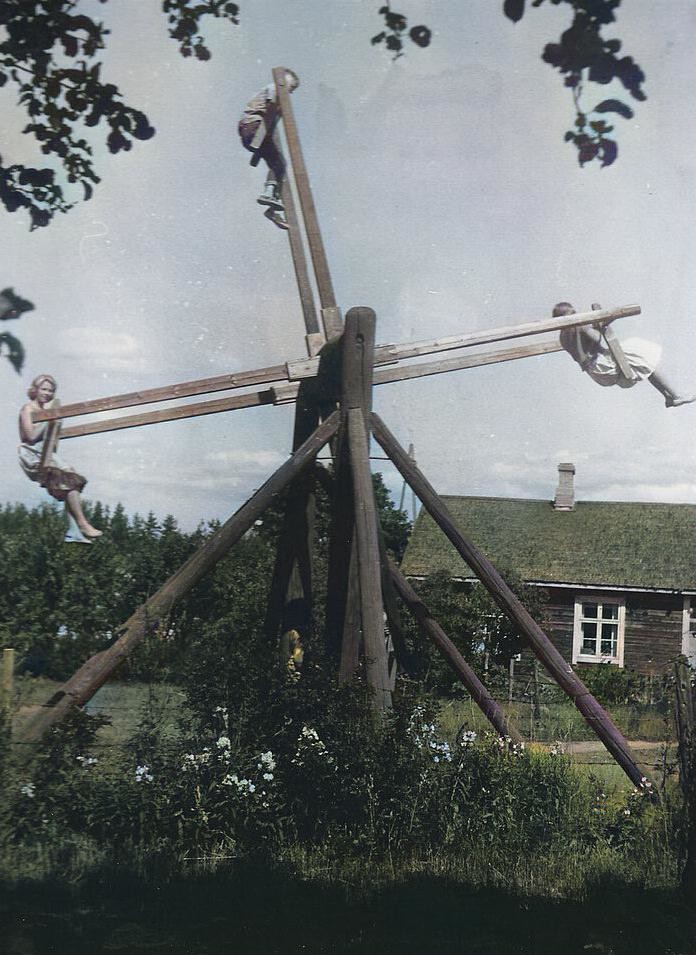 17. Семья катается на уникальных самодельных качелях для 4 человек в Финляндии, 1954 год
