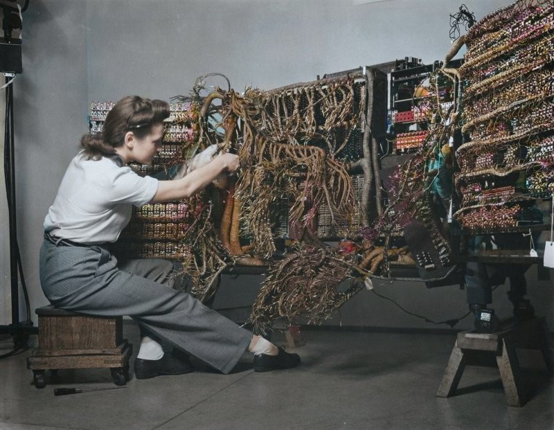 11. 1958. Инженер подключает компьютер IBM