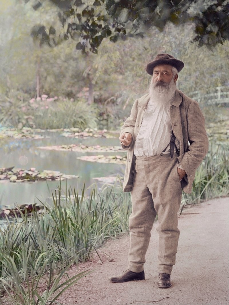 5. Клод Моне в своем саду в Живерни, лето 1905 года