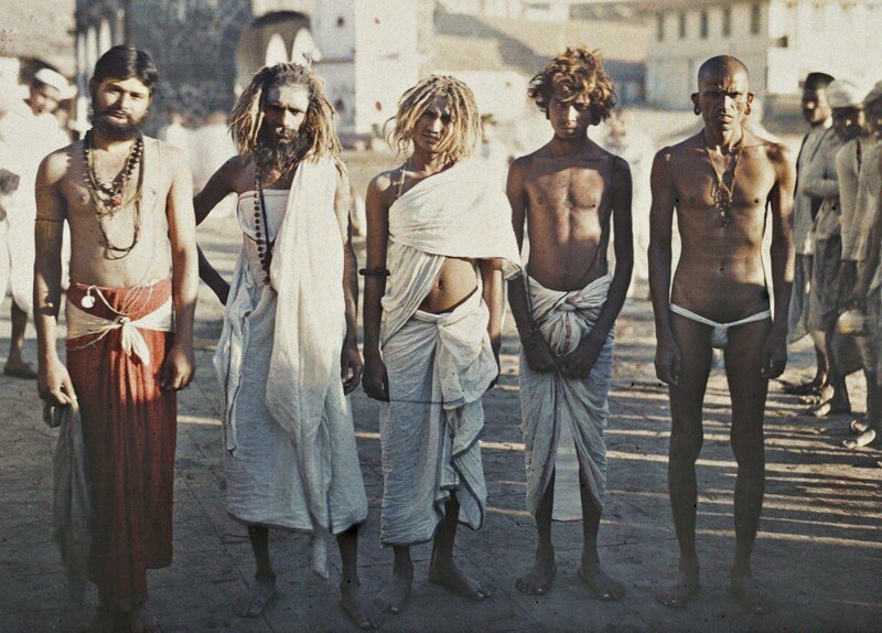 Брамины и садху (монахи-аскеты). Индия. Бомбей. 17 декабря 1913 г. Автохром. Фото: Стефан Пассе.