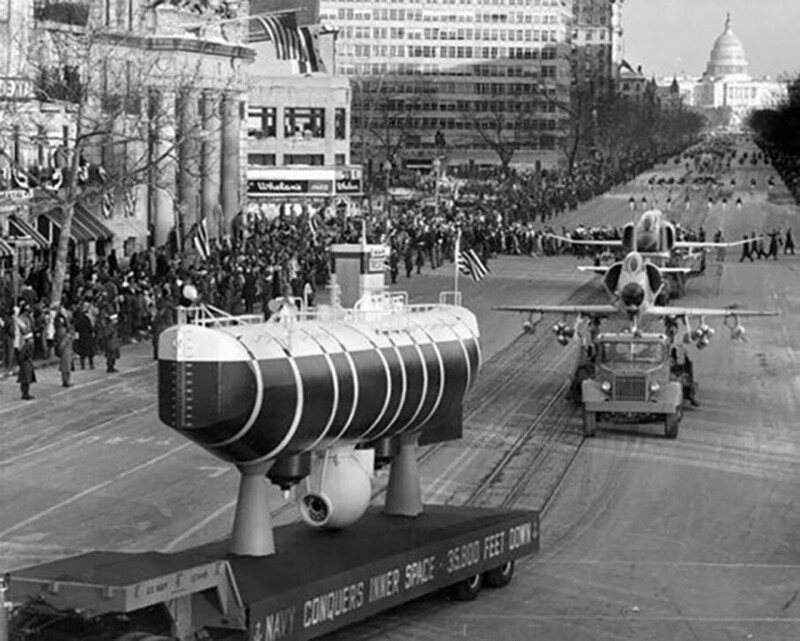 Батискаф «Триест» погрузившийся на дно Марианского желоба (10 919 м – давление 1100 атмосфер), на инаугурационном параде Джона Кеннеди.1961 год