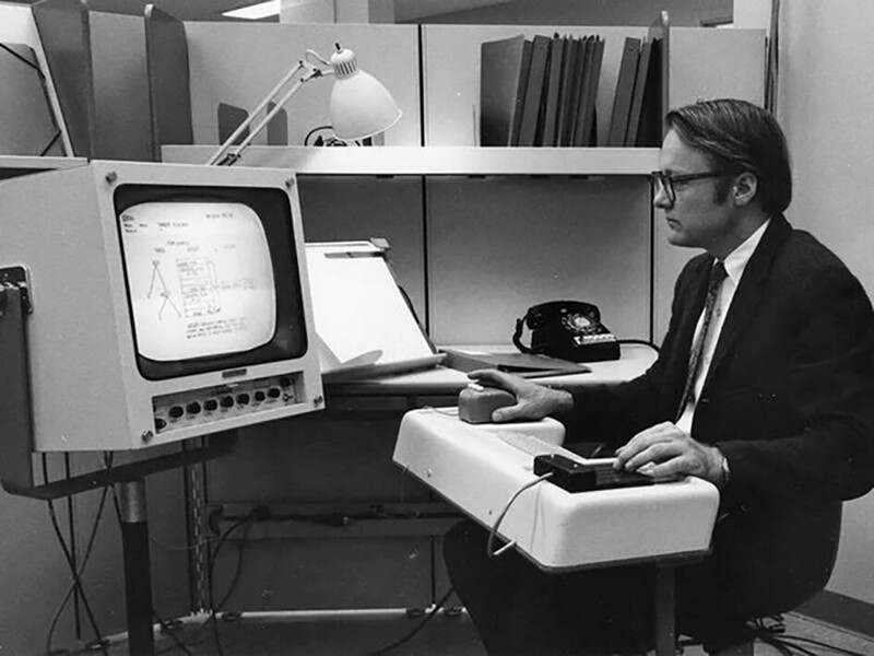 Уильям Инглиш тестирует первую компьютерную мышь. 1968 год