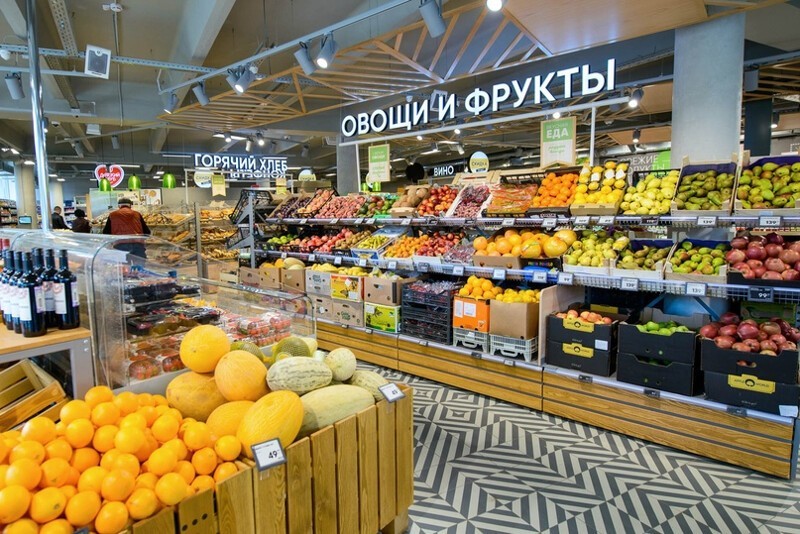 Французский телеканал удивился российским магазинам, забитым продуктами в разгар санкций