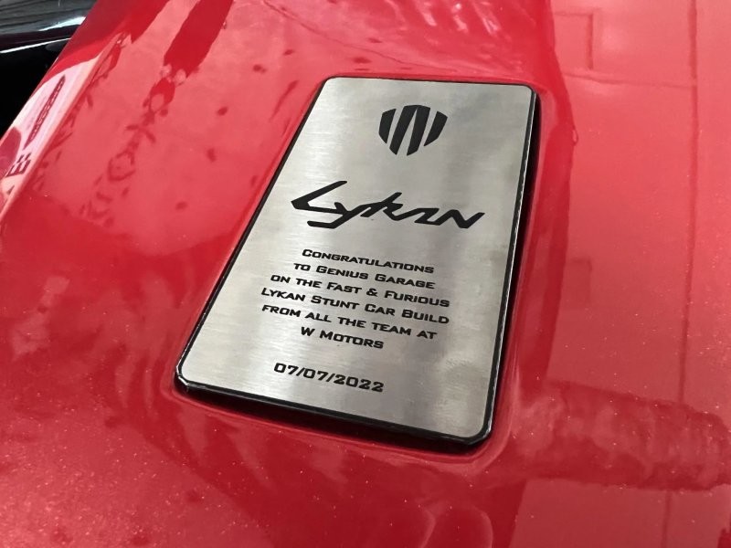 Копия гиперкара Lykan Hypersport из стекловолокна ищет нового владельца