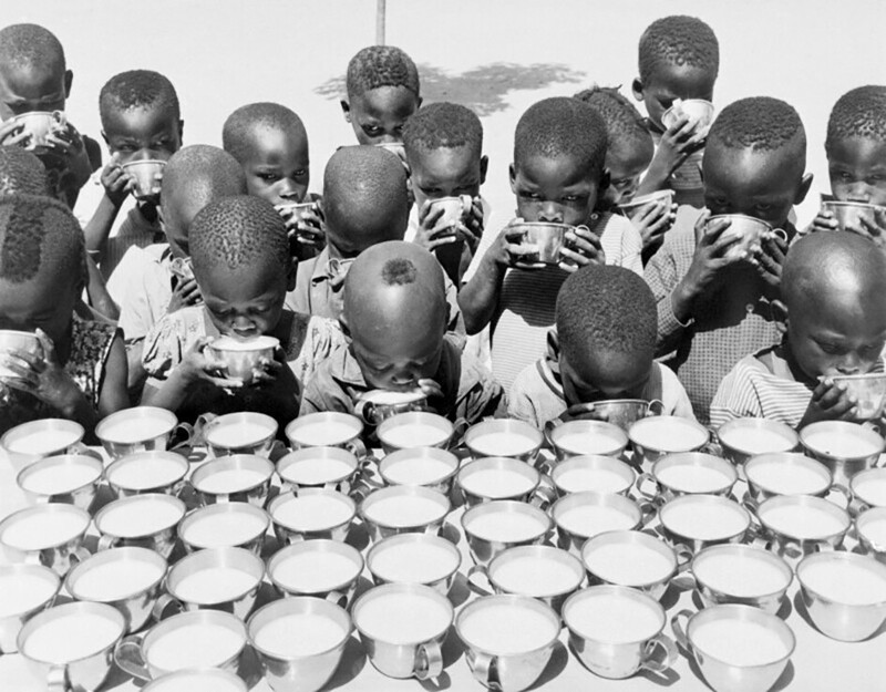 Дети пьют молоко в детском интернате. Мунду, Чад, 1970 год