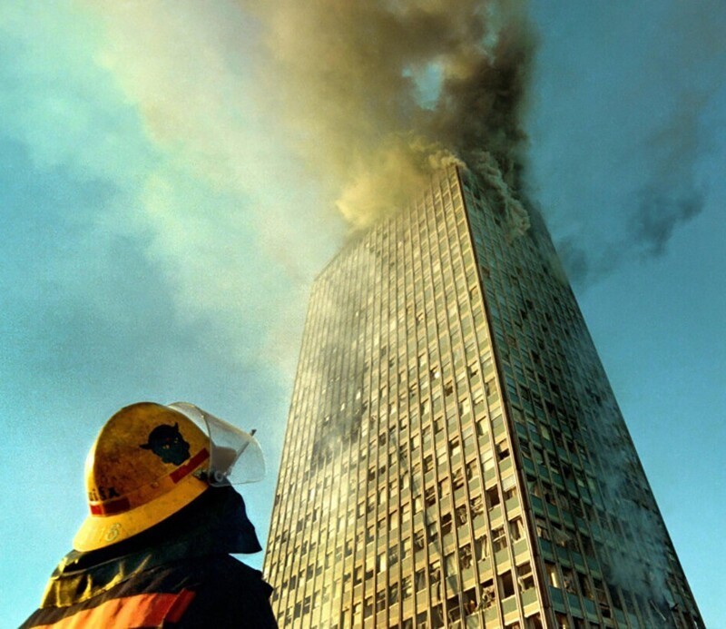 Пожар в самом высоком здании Белграда после бомбардировки силами НАТО, апрель 1999 год