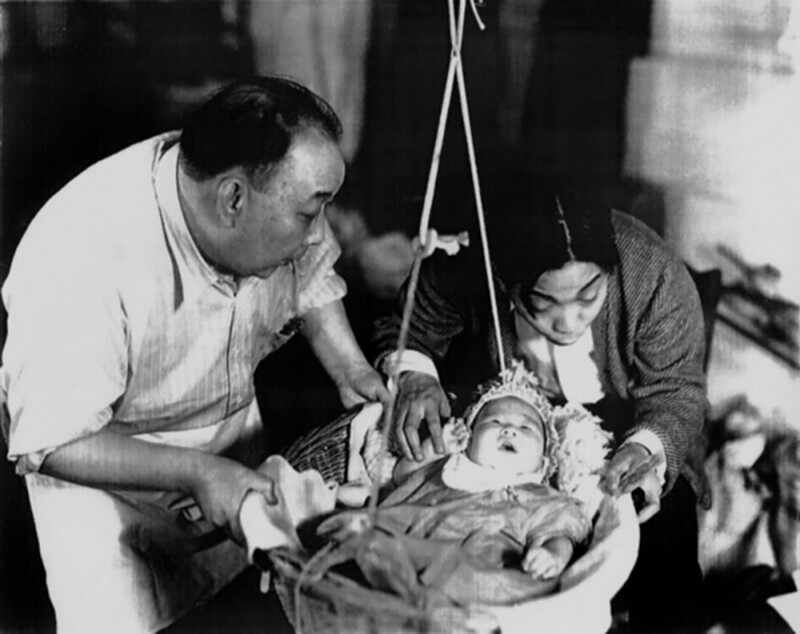 Брюс Ли впервые снялся ещё младенцем в фильме 1941 года «Девушка из Золотых ворот»