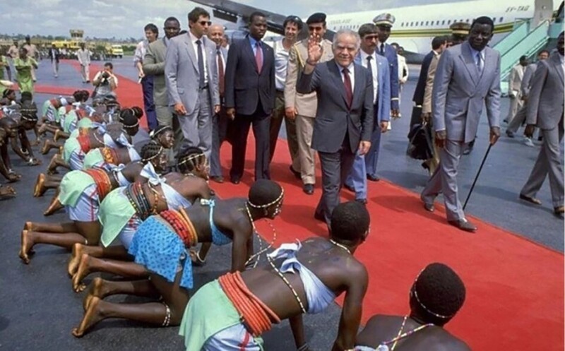 Премьер-​министра Израиля Ицхака Шамира лично встречает у трапа в аэропорту президент Того Гнасингбе Эйадема, 1987 год