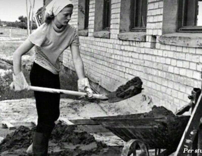 Будущий президент Литвы, 15-летняя Даля Грибаускайте работает на стройке. СССР, 1971 год