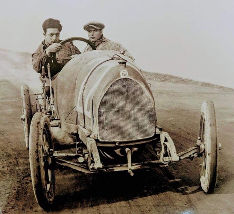 Энцо Феррари в своей первой гонке в качестве профессионального гонщика C.M.N. (Costruzioni Meccaniche Nazionali), 1919 год. Он финишировал четвертым