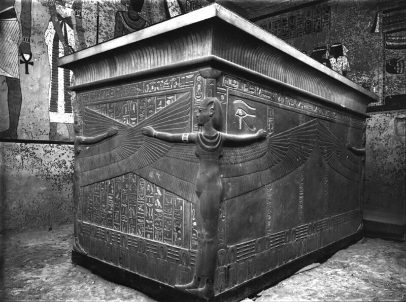 Кварцитовый саркофаг в гробнице Тутанхамона. Крылатые руки богинь Исиды и Нефтиды охраняют покой. Фото: Гарри Бертон, 1923 год