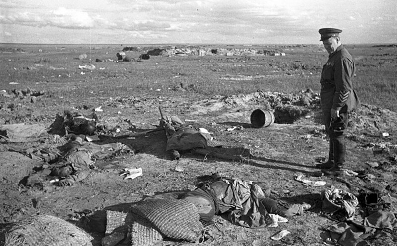 Г.К. Жуков у тел японских солдат, погибших во время боев на Халхин–Голе, Монголия, 1939 год