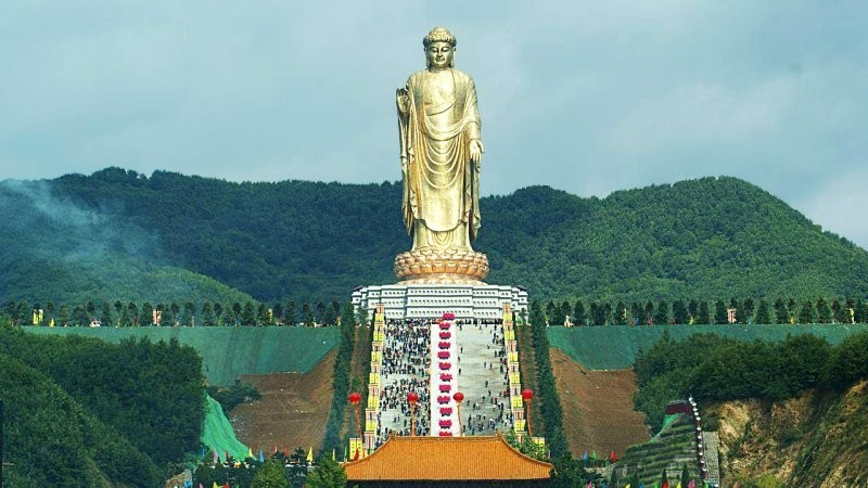 Статуя Будды Вайрочана в Чжаоцуне (Китай) – 208 метров
