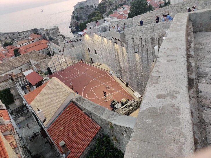 Современная баскетбольная площадка на фоне 700-летних стен в Дубровнике, Хорватия