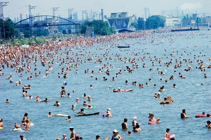 Городской пляж вблизи завода — Азовсталь, на побережье Азовского моря. Жданов (Мариуполь), УССР, 1978 год
