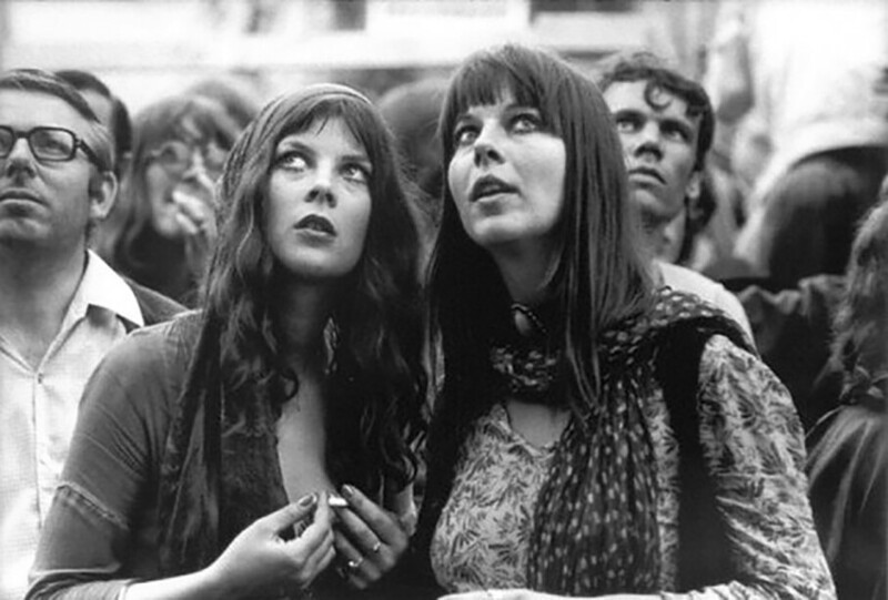 Две девушки-хиппи слушают британскую группу Pink Floyd во время фестиваля в Роттердаме в Роттердаме в 1970 году в Голландии