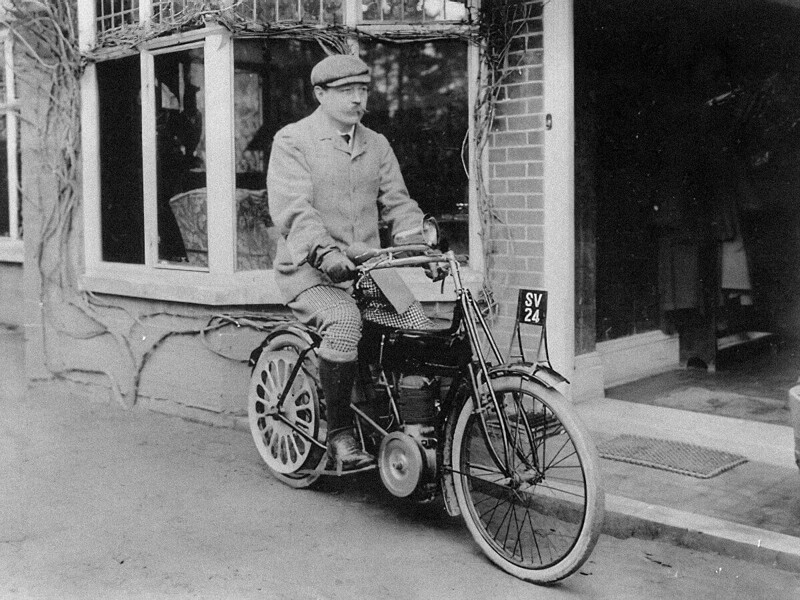 Артур Конан Дойл на мотоцикле. 1905 год
