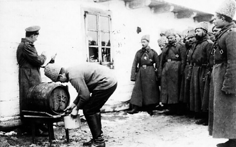 Раздача красного вина. Российская империя, 1915 год