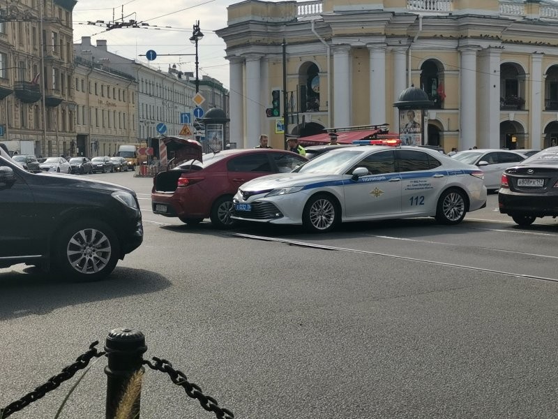 «Профессионализм» полицейских на высоте: ДТП с участием служебного автомобиля ДПС в Санкт-Петербурге