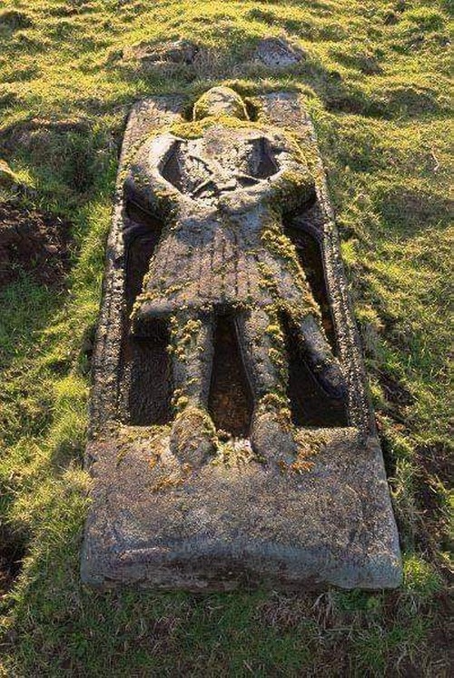 19.  Вырезанный из камня рыцарь на кладбище Килмуир на острове Скай, Шотландия