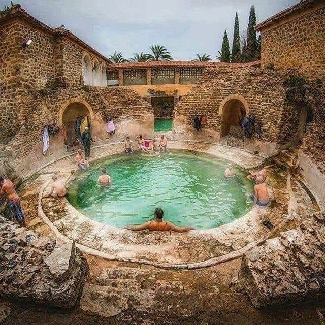 20. 2000-летняя римская общественная баня до сих пор используется местными жителями в городе Хенчела, Алжир