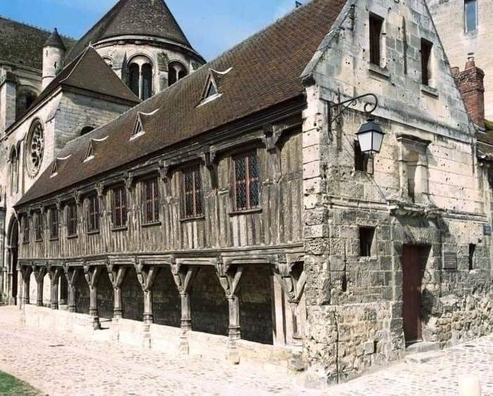 26. Самая старая библиотека во Франции расположена в Нойоне и все еще работает. Построена в конце средневековья или в начале эпохи Возрождения, примерно 1506-1507 годы