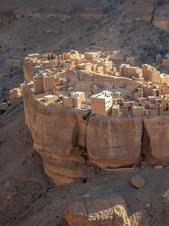 31. Таинственная деревня в Йемене, Хайд Аль-Джазиль, стоит на огромном валуне высотой 150 метров