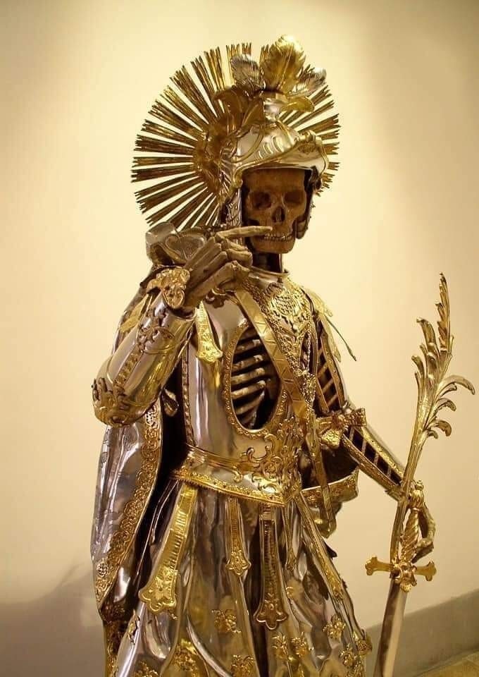 25. Скелет святого Панкратия в доспехах, Исторический музей Санкт-Галлена в Швейцарии