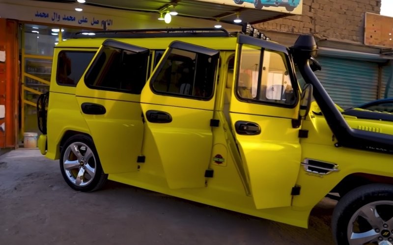 Умельцы из Ирака превратили УАЗ «Хантер» в яркий семидверный лимузин
