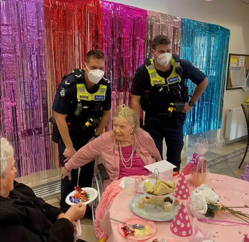 Полицейские в Австралии арестовали 100-летнюю женщину, чтобы исполнить ее желание