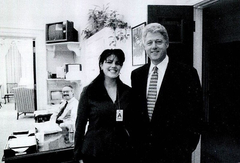 Билл Клинтон и стажер Белого дома Моника Левински, 1998 год