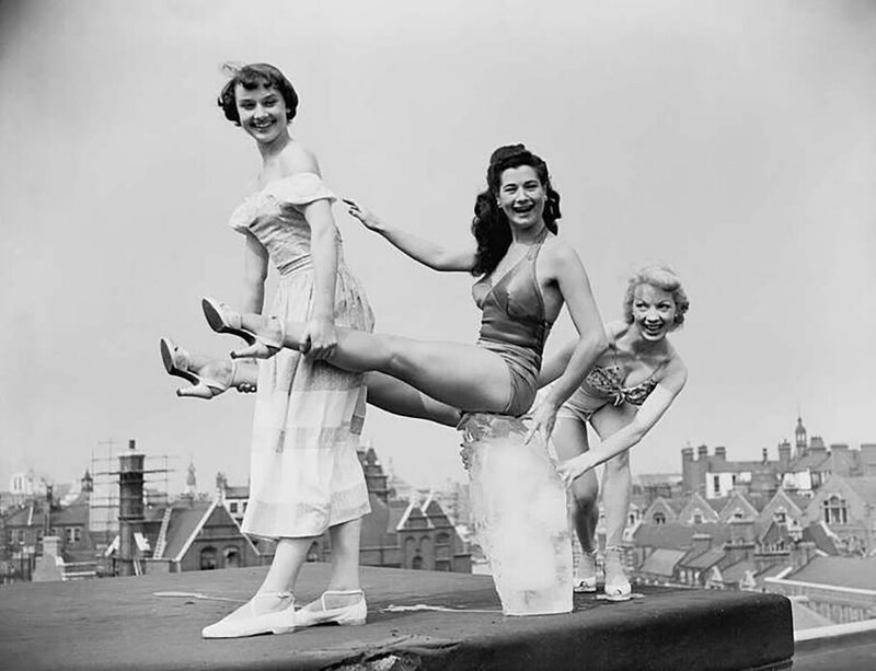 Актрисы спектакля «Соус тартар» из Кембриджского театра в Лондоне охлаждаются на крыше с глыбой льда. Девушка слева, похожая на Одри Хепберн — действительно Одри Хепберн. 28 июня 1949 года