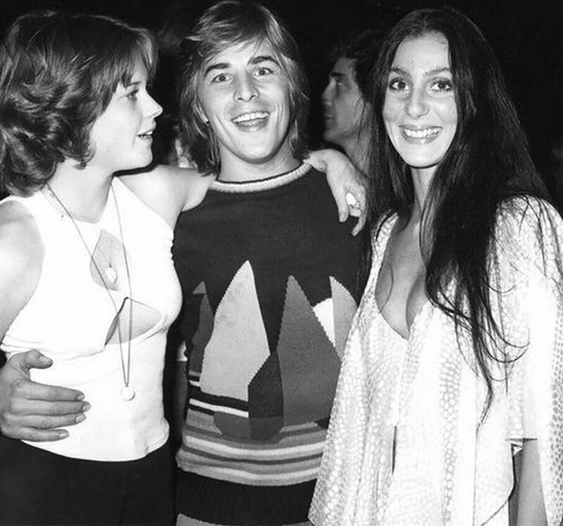 Групповое фото Мелани Гриффит, Дона Джонсона и Шер на прогулке. 1976 год