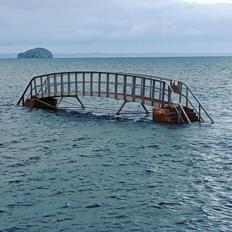 Мост в никуда. После отлива, по этому мостику можно перейти ручей на пляже
