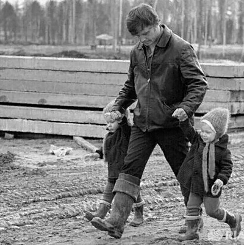 Отeц вeдет cвоиx дочepей в детский caд. СССР, 1973 год
