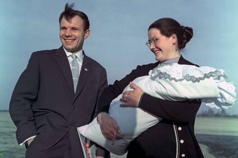 Юрий Гагарин с женой и доченькой.