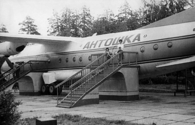 Пассажирский самолёт приспособленный под детский кинотеатр, Казань, 1970-й