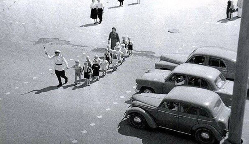 Пocтовой милиционep пepeводит детей чepез улицу. Capатов, 1958 год