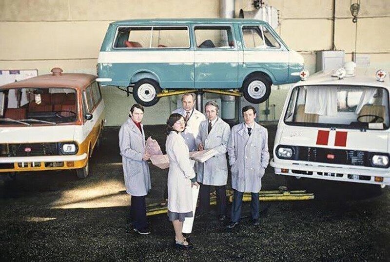 Специалисты-конструкторы Рижской автобусной фабрики РАФ, принимавшие участие в создании микроавтобусов для Московской Олимпиады-80. 1979 год.
