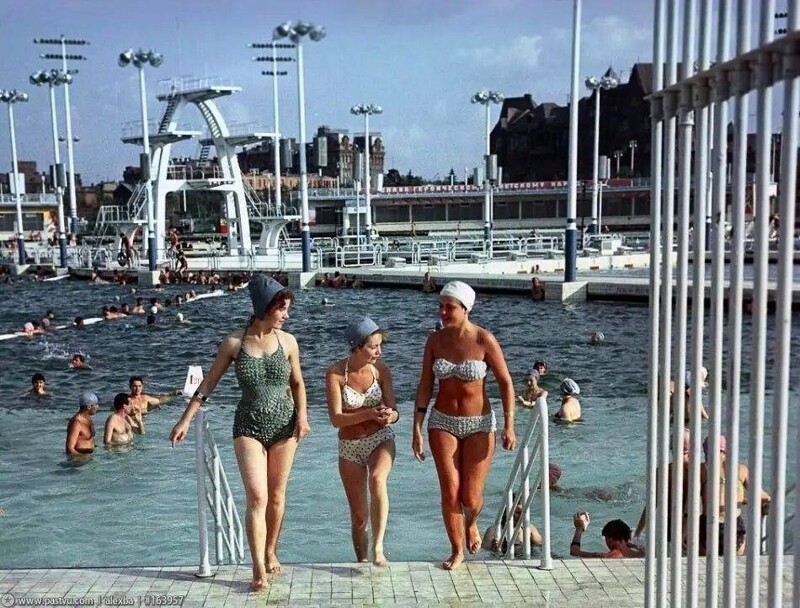 СССР, Купание и отдых в бассейне Москва, начало 60-х.
