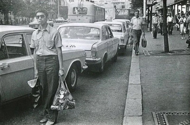 Улица Горького в сторону Пушкинской площади. Молодой человек разжился чешским пенным. 1980 год
